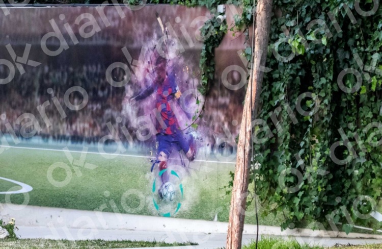 西媒：蒙特罗公司总部内的壁画上挂的是梅西在巴萨效力时的画像
