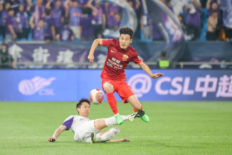 津媒：沪上双雄冲刺备战超级杯，武磊缺阵海港面临严峻挑战